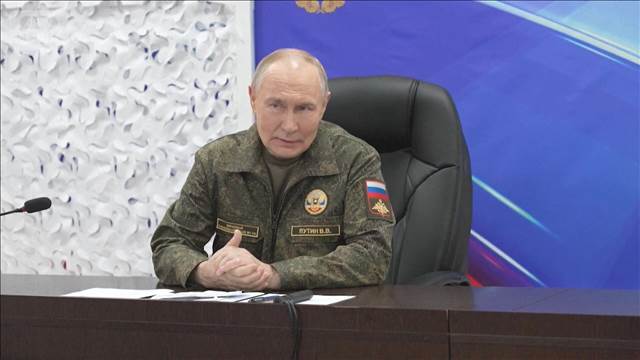 プーチン氏が軍服姿で攻撃続行を強調　トランプ氏に対し交渉に応じない姿勢誇示か