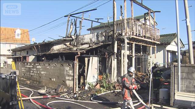 住宅から出火し隣家に燃え移る　火元の住人男性がけが　茨城・土浦市