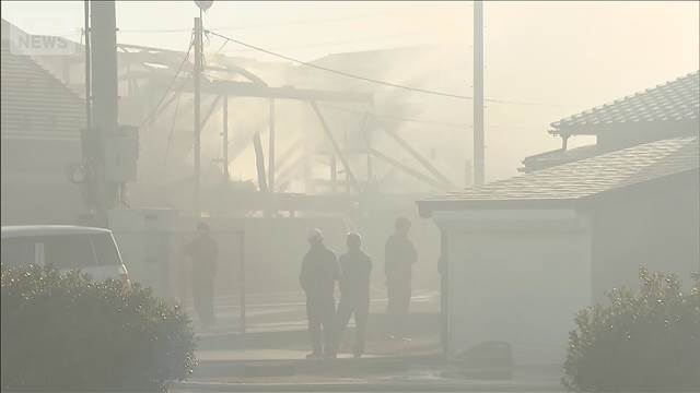 木造住宅3軒が焼け　60代男性を搬送　消防車15台が出動　富山・氷見市