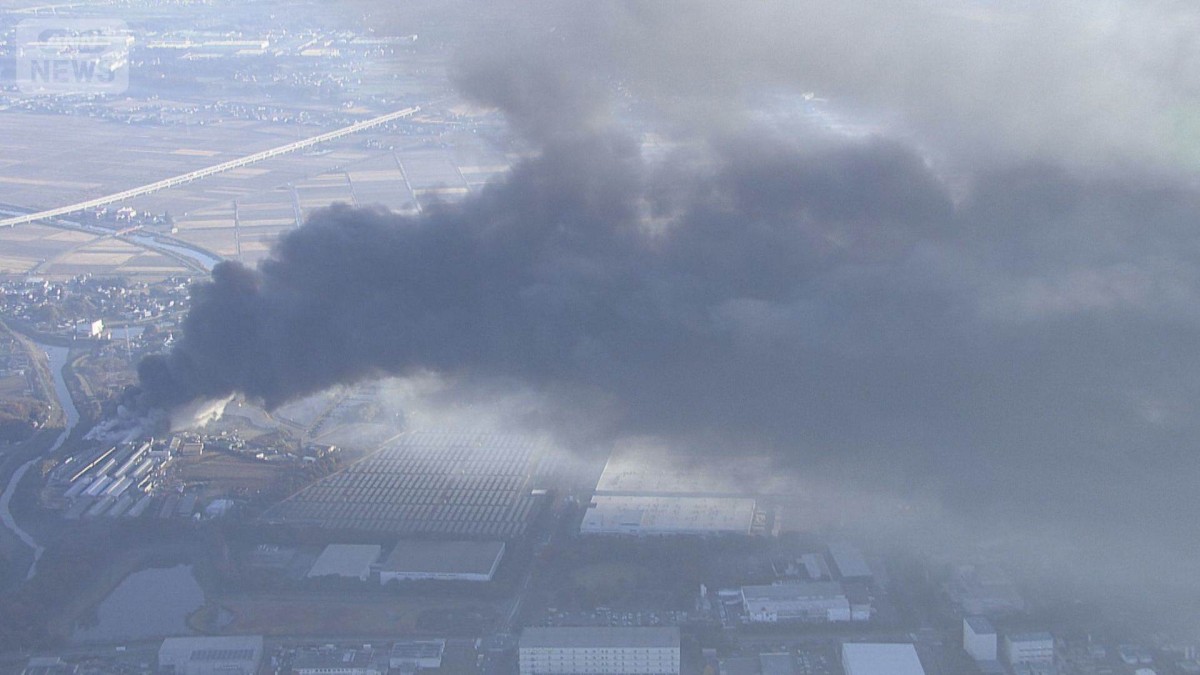 工場火災 鎮火のめど立たず「火の粉が家に飛んでくるかも」 茨城・坂東市