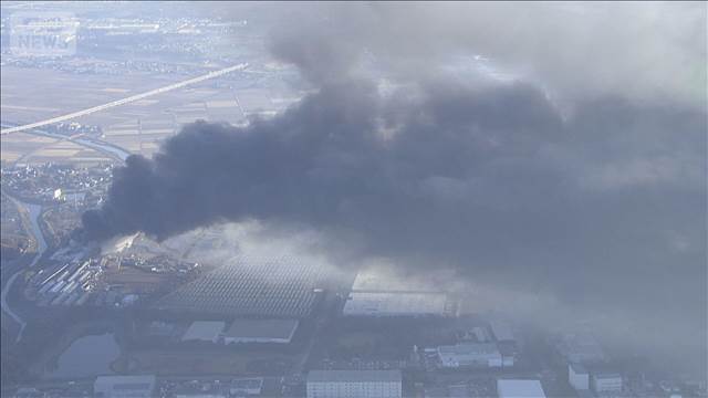 工場火災　鎮火のめど立たず「火の粉が家に飛んでくるかも」 茨城・坂東市