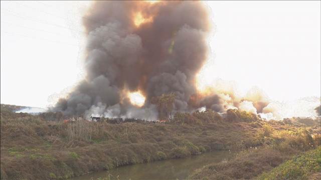 茨城の工場火災 消火活動続く　1万平方メートル燃え鎮火のめど立たず