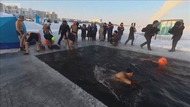 気温マイナス30度で寒中水泳　「全身が針で刺されるような感覚」ロシア
