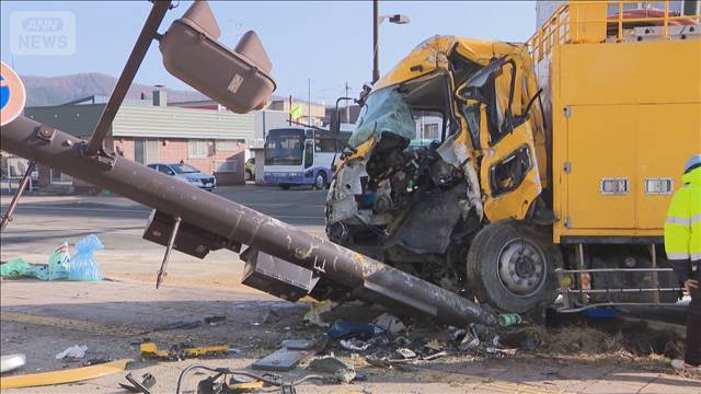 車2台が出合い頭に衝突 3人が病院に搬送 北海道