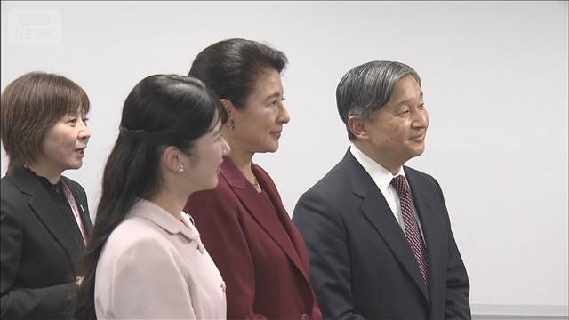 天皇ご一家　デフリンピック水泳を観戦　手話を交え選手に「ありがとう」