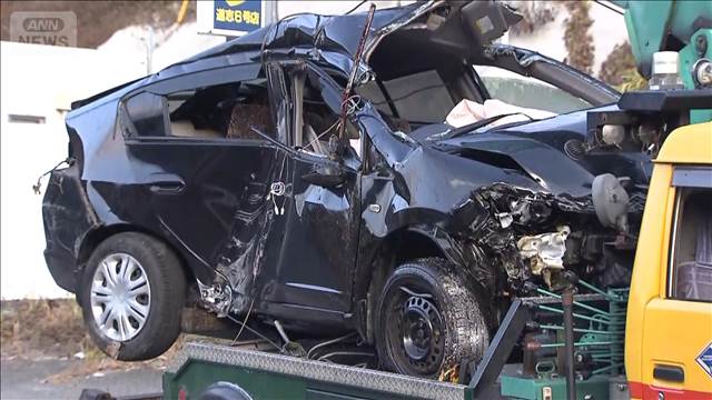 乗用車が単独横転事故　10～20代の3人死傷　山梨・道志村