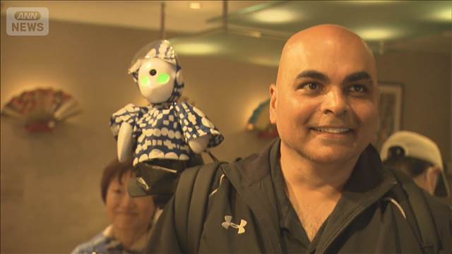 “肩乗せ”ロボのツアーガイドに「かっこいいです」英語もOK！　働き手不足の試金石か