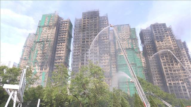 香港高層マンション火災　死者は55人に　31階から男性1人を救出