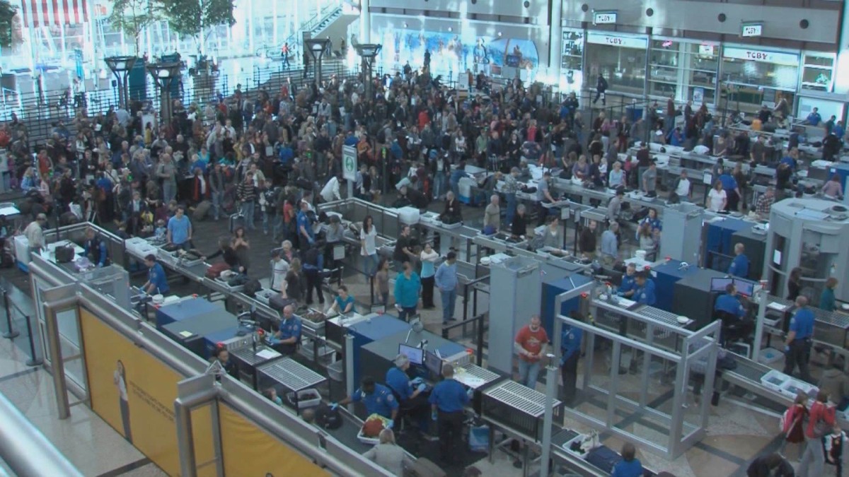 エアバス運航停止要請で米の影響は　感謝祭休暇で600万人が航空便を利用