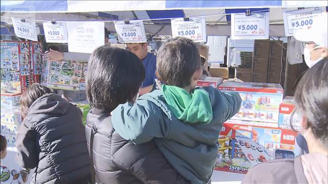 おもちゃ団地で6年ぶりにバザー クリスマスを前に大盛況　栃木・壬生町