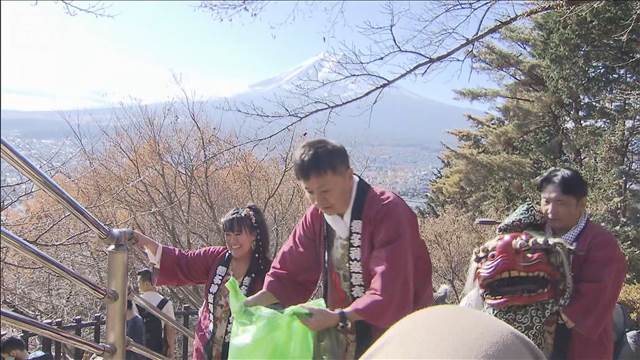 富士山“映えスポット”でマナー向上イベント 訪日客らにポイ捨て禁止など訴え