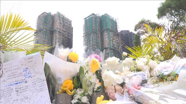 香港 火災現場に多くの献花　中国政府は当局批判を警戒
