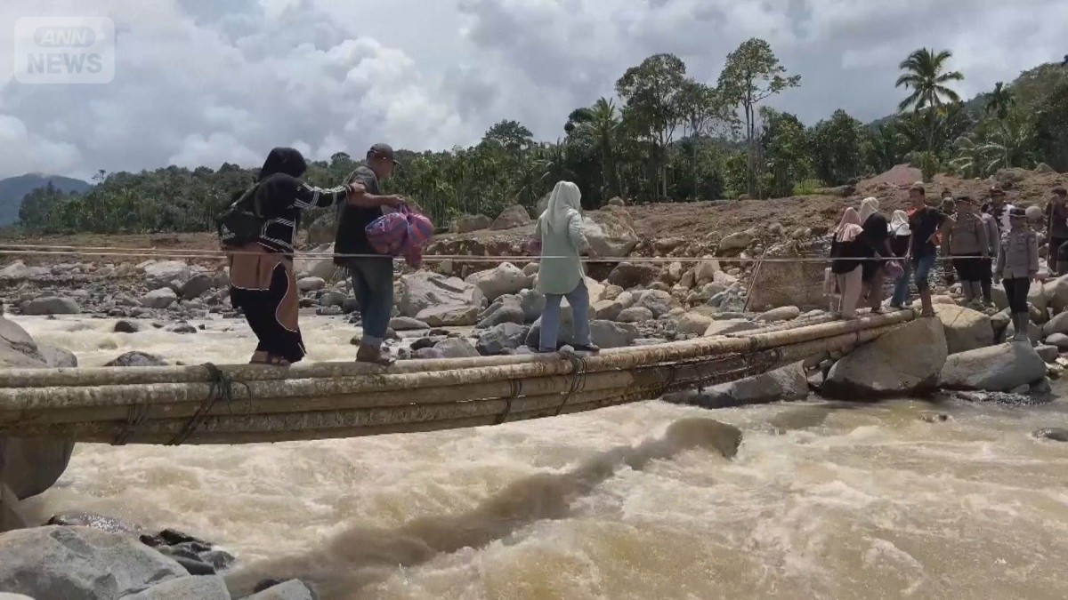 インドネシア豪雨 死者400人超 道路寸断で救助難航 行方不明者も400人上回る