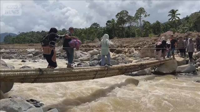 インドネシア豪雨　死者400人超　道路寸断で救助難航　行方不明者も400人上回る