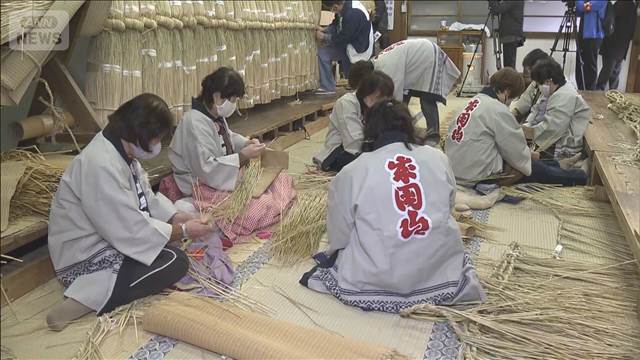 成田山新勝寺「大しめ縄」作り　初詣に向け佳境