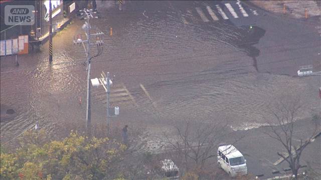 老朽化取り換え作業中に…水道管破損で交差点が冠水　神奈川・横須賀