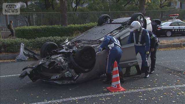 国会議事堂そばで乗用車横転