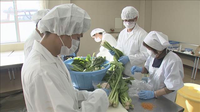 若手隊員が野沢菜漬け込み　自衛隊の恒例行事　長野