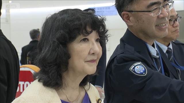 片山大臣が税関検査場を視察　年末向け金密輸など取り締まり強化