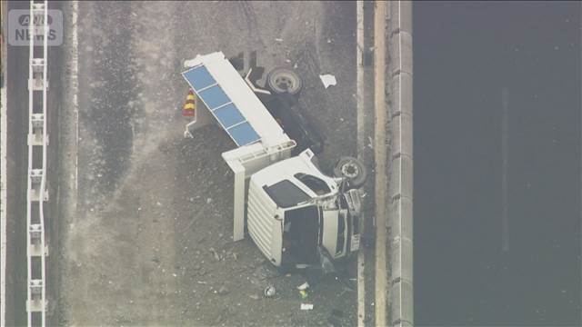 首都高でトラックが横転　土砂が散乱し一部区間で通行止めに