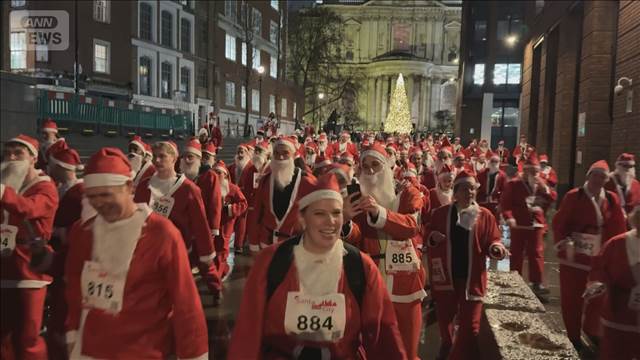 サンタ1000人超がロンドンを疾走　“肉腫”チャリティーラン