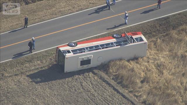 スクールバスが横転　学生20人けが　運転士の前方不注意か　埼玉・吉見町