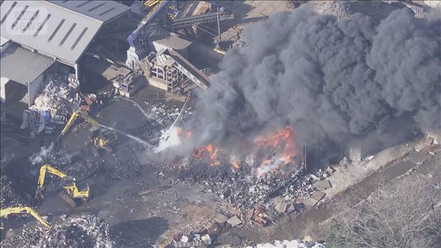 スクラップ置き場で火事 激しい黒煙　火の勢い衰えず　宮城