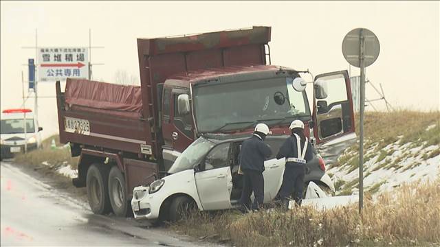 ダンプカーと乗用車が衝突　男性1人が意識不明　路面は凍結　札幌