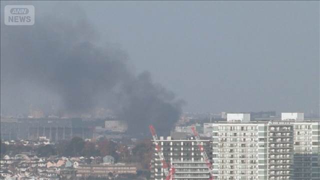 資材置き場で火災　消火活動続く　神奈川・座間市