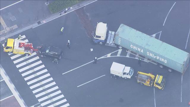 横浜・馬車道近くの交差点　大型トレーラーなど3台絡む事故　1人重傷