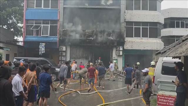 インドネシア ビル火災　死者は22人に　避難経路の不備で被害拡大か