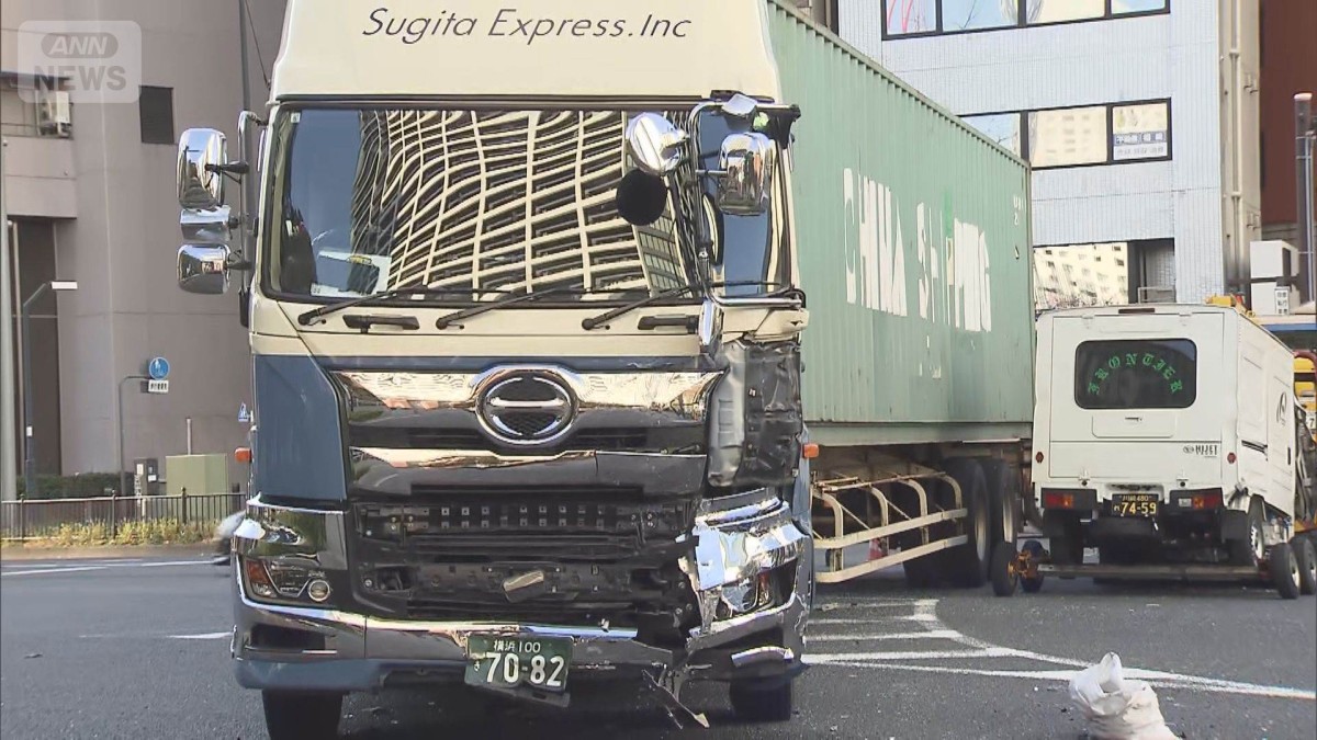 大型トレーラー車2台に次々衝突　2人重傷　運転手の男「青だと思った」　横浜市