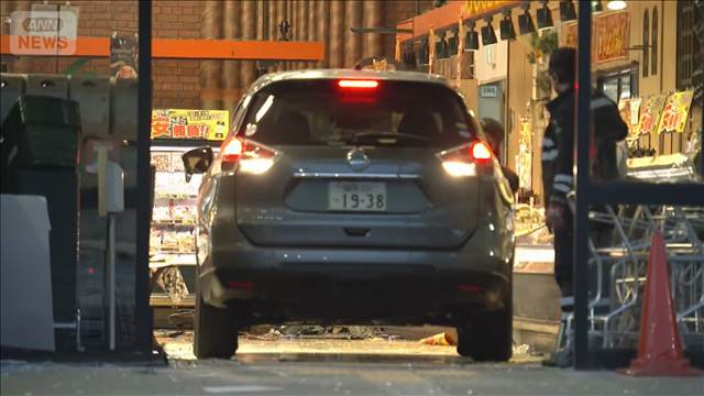 スーパー店舗に車が突っ込み女性客けが　86歳男性が運転　福岡