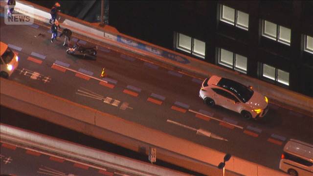 首都高速でバイクと車が事故　男性が川に落下するも軽傷