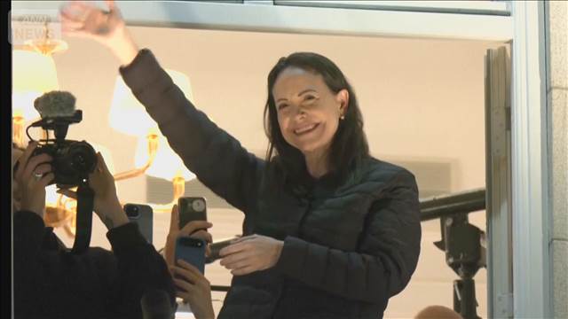 ノーベル平和賞受賞 マチャド氏「ベネズエラに戻る」 出国にアメリカも支援