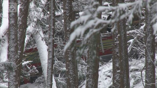 秋田内陸線　列車が脱線転落　運転士1人救出　線路上に倒木