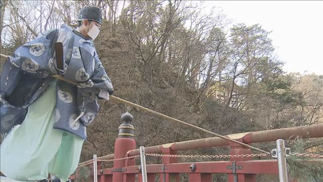 世界遺産の玄関口「神橋」ですす払い　年の瀬の風景　日光二荒山神社
