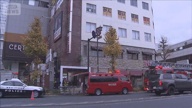 横浜市の繁華街でビル火災　壁などが燃える　けが人なし