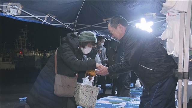 鉄塔修復に向け資材搬入　地震後初の朝市開催　青森