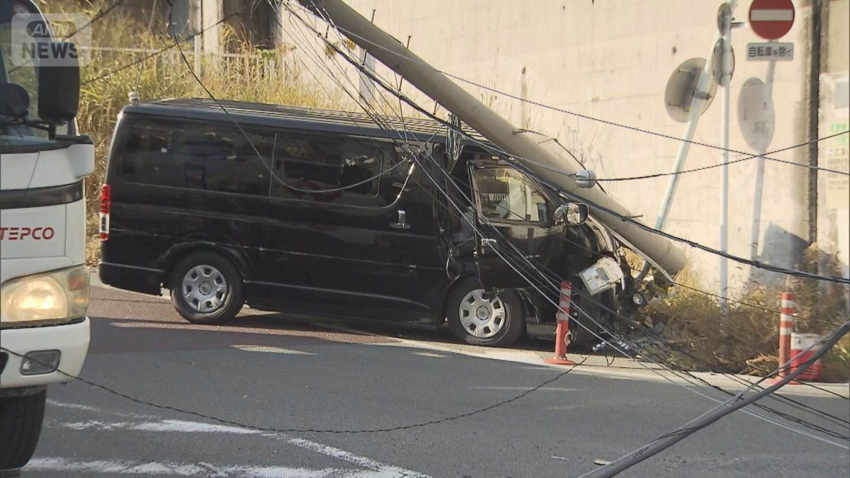 電柱に車が衝突し倒れる　周辺で交通規制　東京・葛飾区