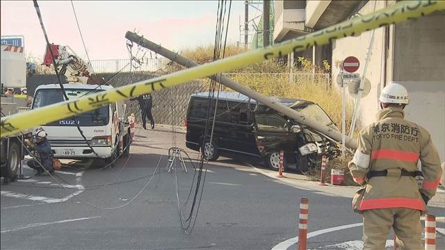 電柱に車が衝突し倒れる　周辺で交通規制　東京・葛飾区