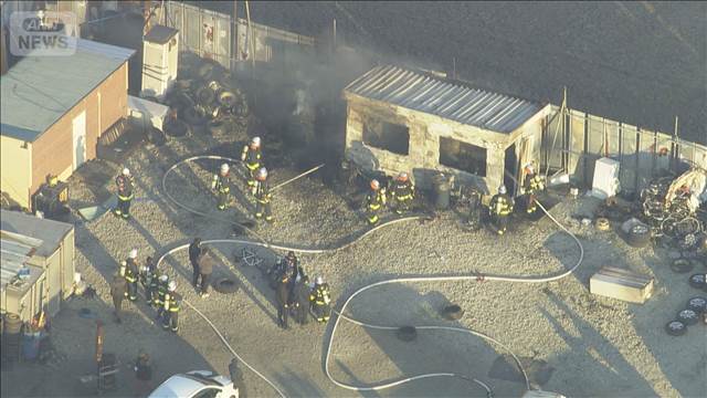 【速報】ヤードで火事 タイヤとコンテナ燃える　一時激しく黒煙