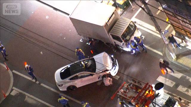 トラックと車が衝突　歩行者ら4人けが　東京・小平市