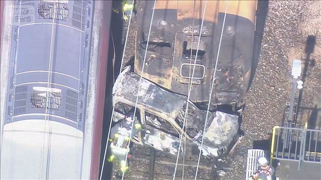 【速報】踏切で特急列車と衝突した車が大破・炎上 乗客や乗員にけがなし　近鉄京都線