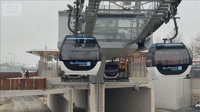 パリ近郊で「空飛ぶ公共交通」運行開始　低コストで工期短い「都市型ロープウェー」