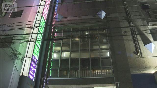 ビルの非常階段に“ほぼ全裸状態”の男性倒れ死亡…転落か　横浜