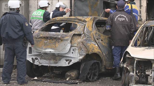 店舗兼住宅に車が突っ込み火事　高齢男性が運転もけが人なし　千葉・市川市