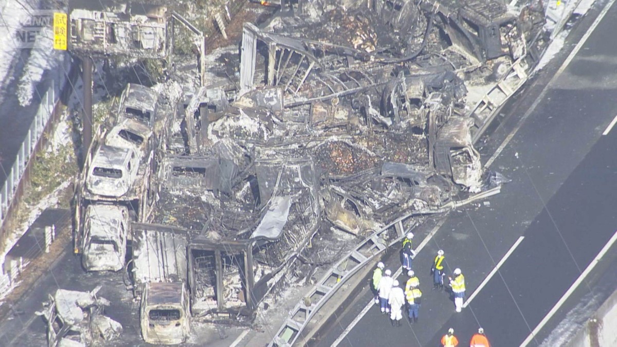 関越道多重事故 27日中の通行止め解除の見通し立たず NEXCO東日本