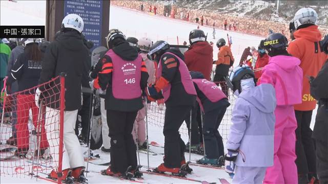中国のスキー場賑わう「今年は国内で」　日本行きは「先延ばし」 日中関係の影響で