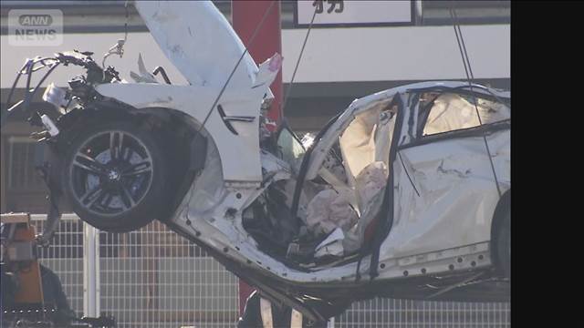 猛スピードの車が支柱衝突 2人死傷 甲府市